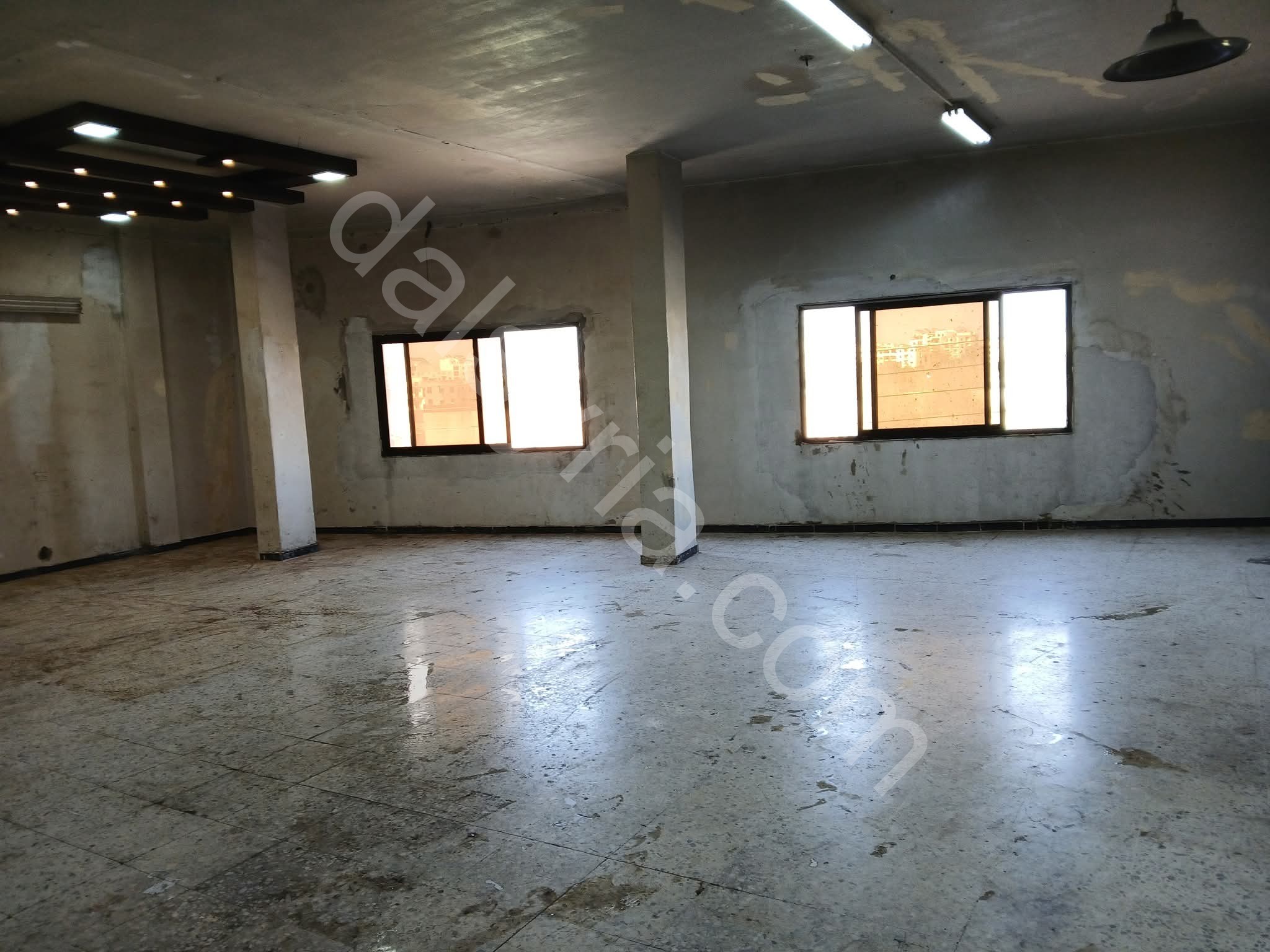 للبيع صالة 250 م اول طريق المطار