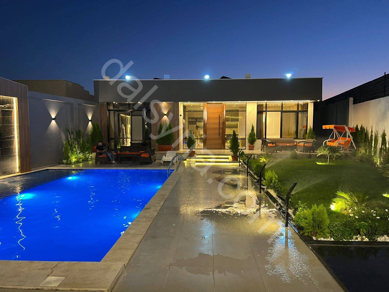 للبيع فيلا 600 م في طريق المطار