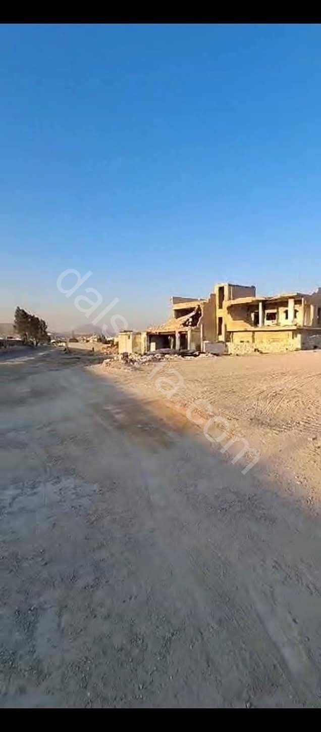 للبيع ارض 720 م في اتوستراد حرستا