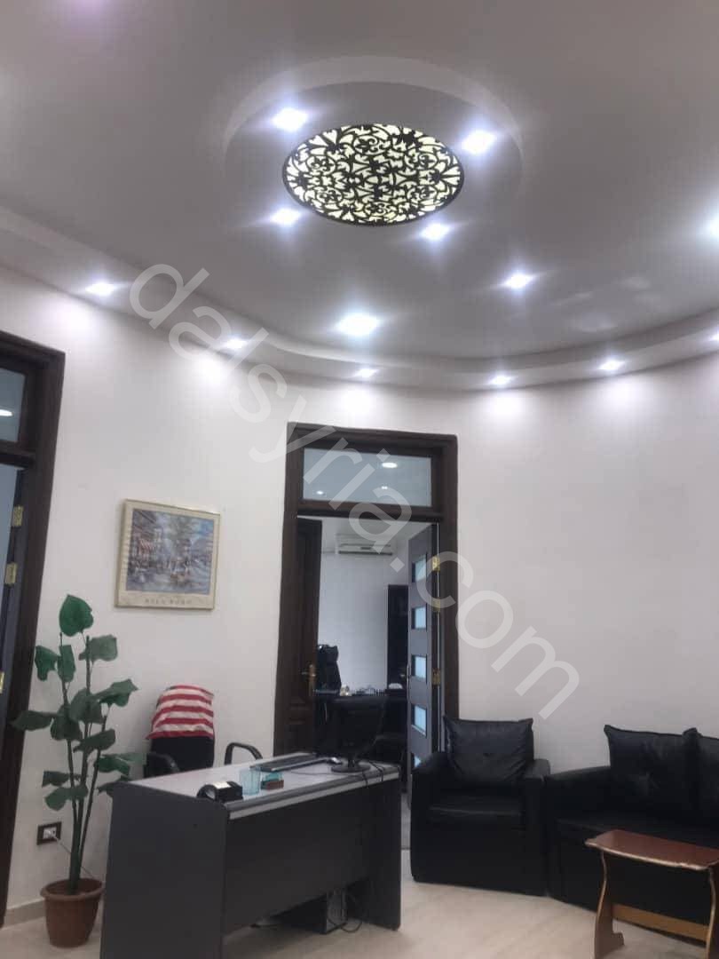 للايجار مكتب 150 م في ساحة المحافظة