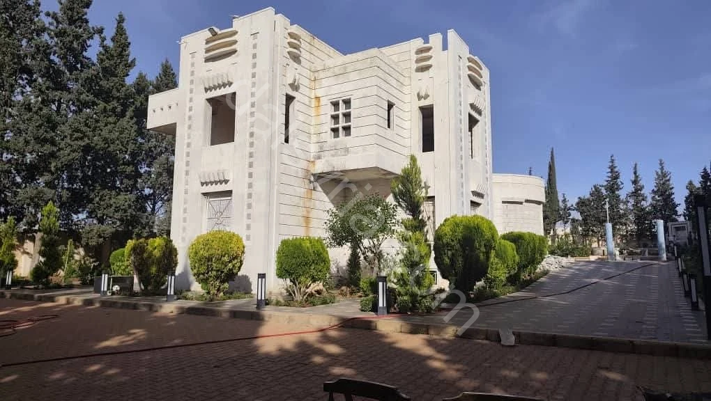 للبيع فيلاا 3600 م في طريق حلب الشام