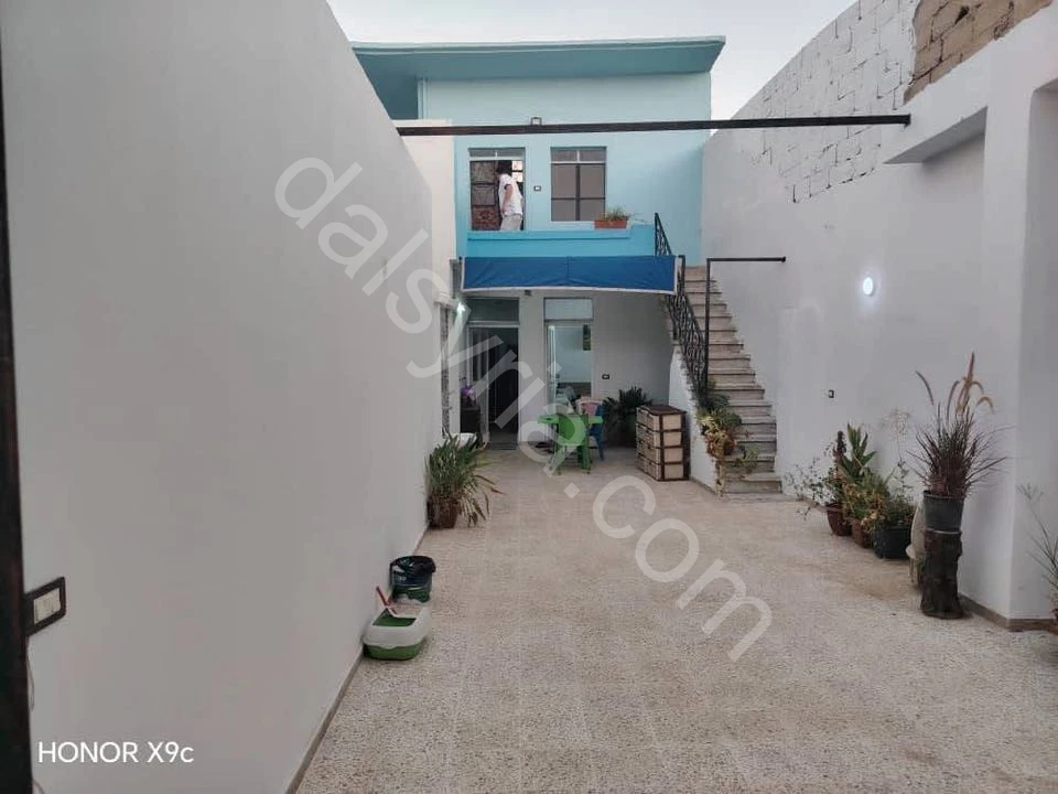 للبيع بيت عربي 130 م في حي الظاهرية