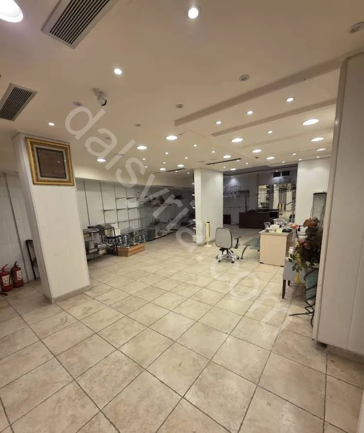 للبيع صالة 300 م في تجميل الخالدية