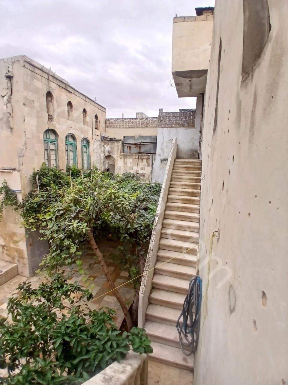 للبيع بيت عربي 300 م في قبو النجاريين