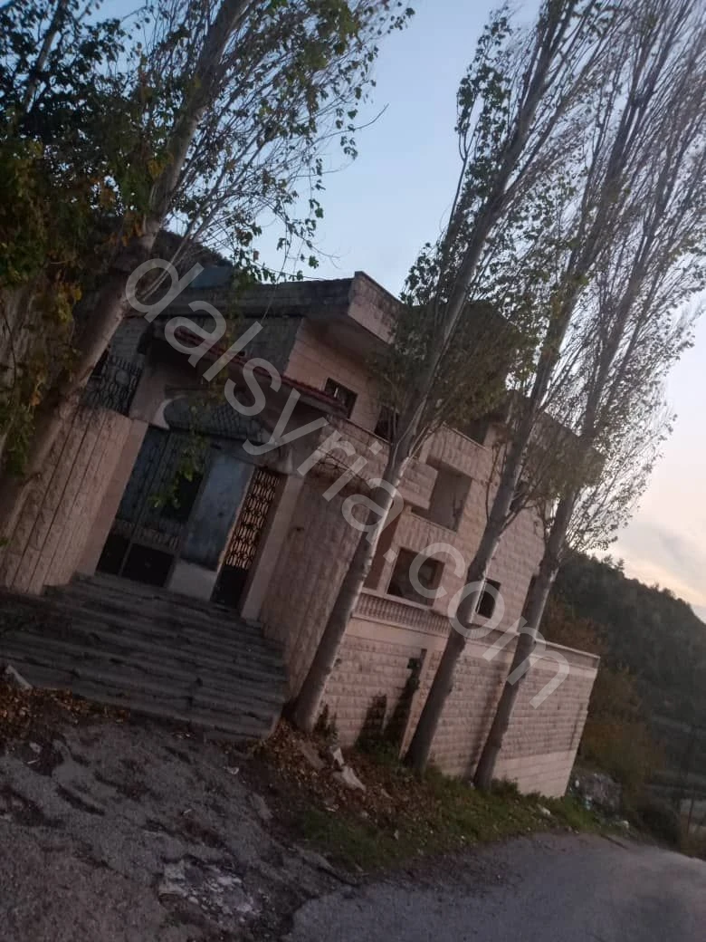 للبيع بناء 1000 م في صلنفة 