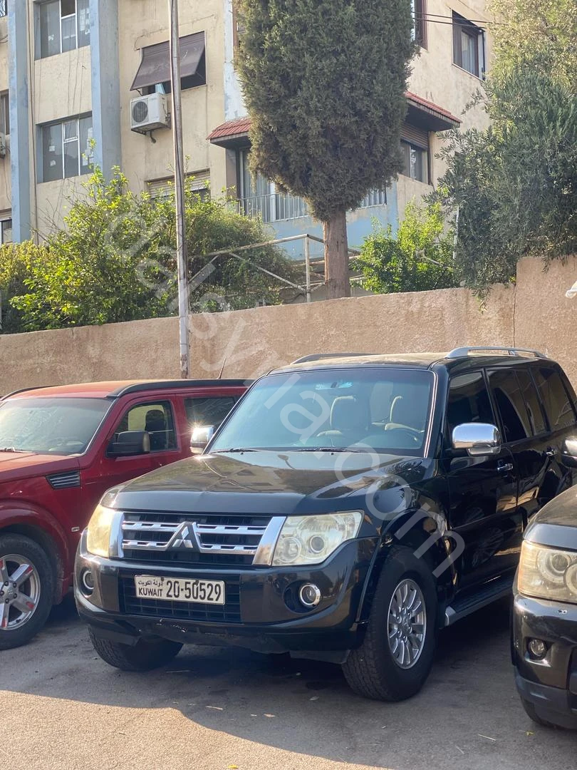 للبيع ميتسوبيشي باجيرو 2013