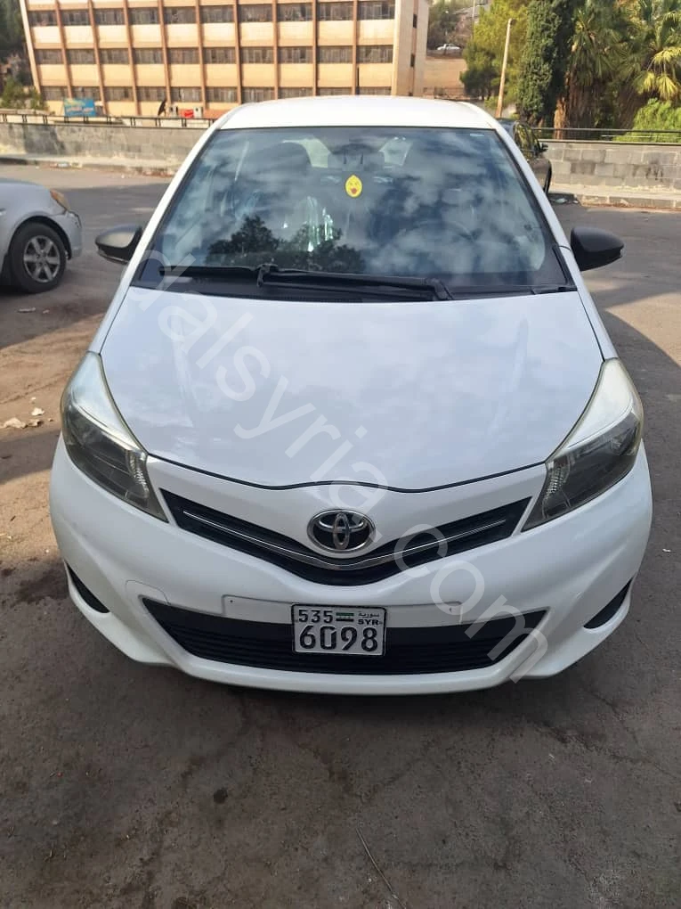 للبيع تويوتا ياريس 2015