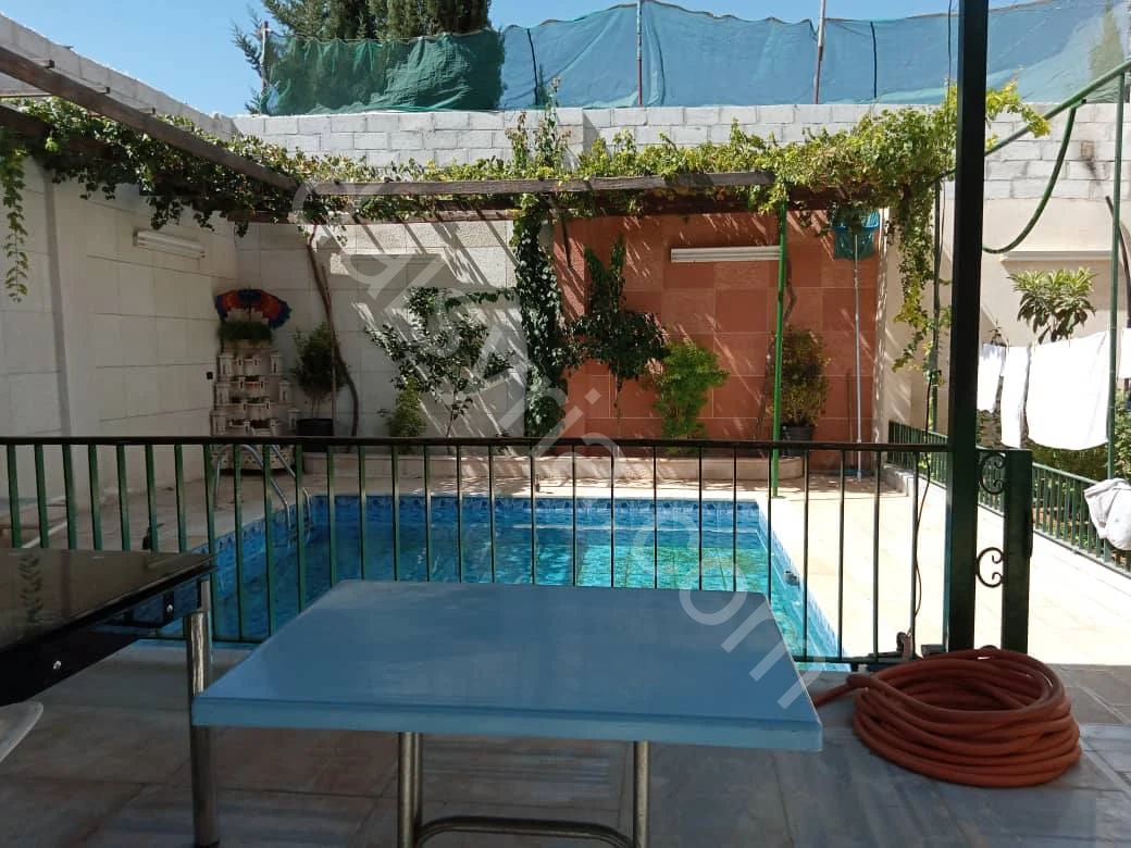 للبيع مزرعة 300 م في جديدة عرطوز البلد