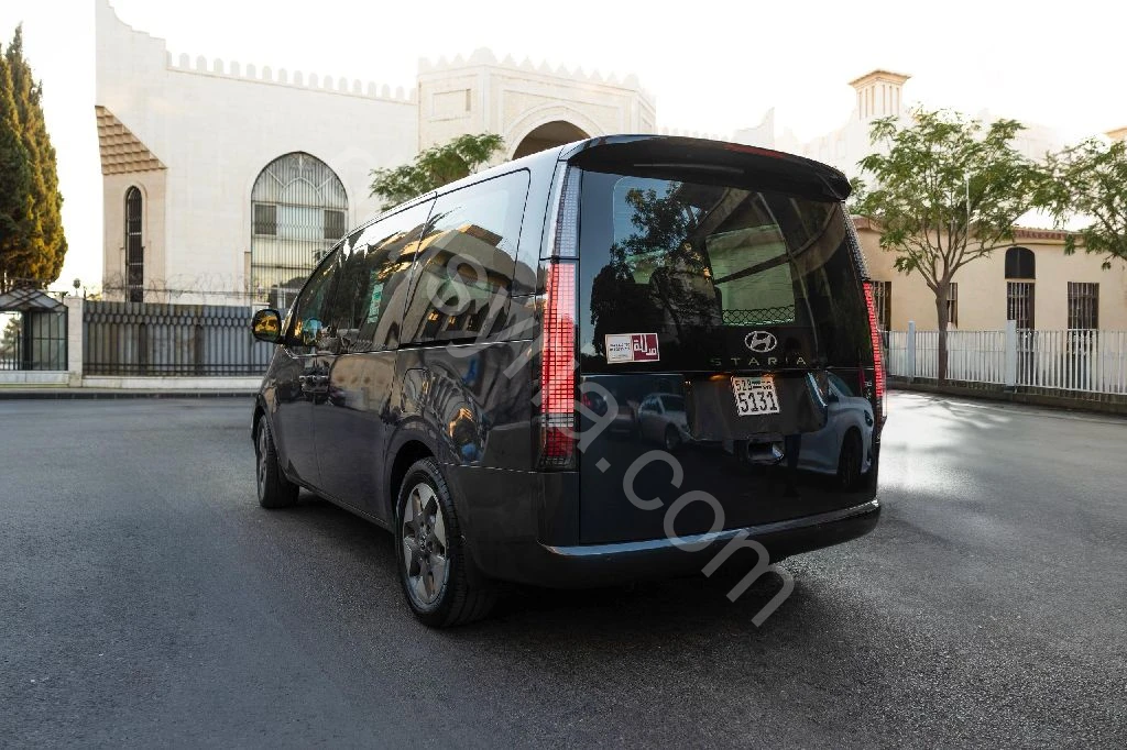 للإيجار هيونداي ستاريا 2025