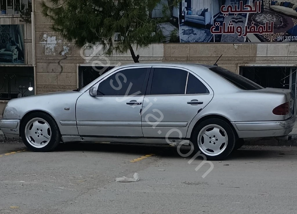 للبيع مرسيدس E290 2001