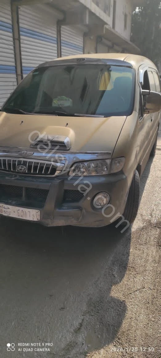 سيارة فان مع سائق لخدمات النقل وشحن البضائع