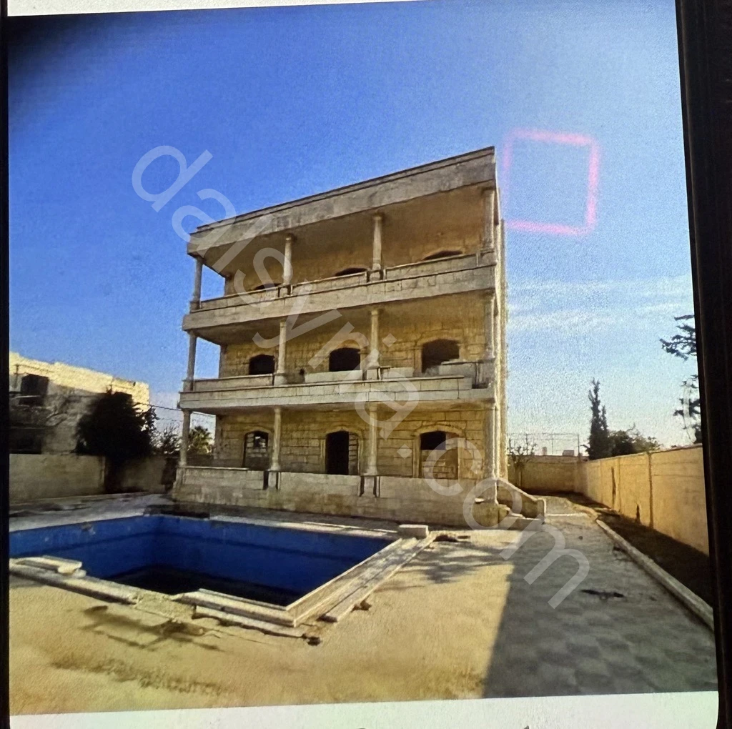 للبيع مزرعة مع بناء 1100م في خان العسل