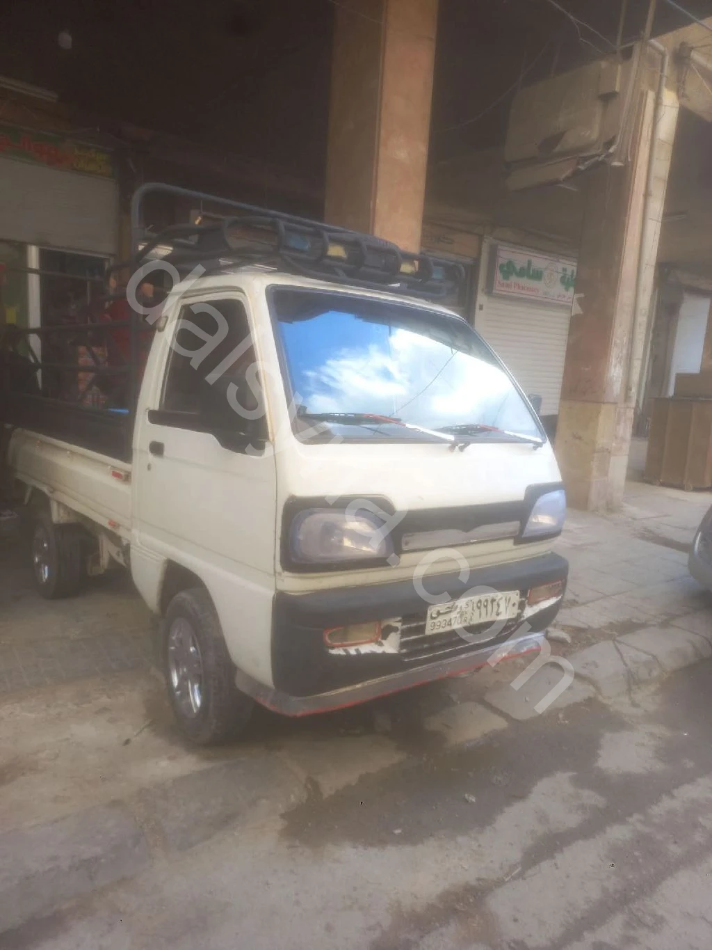 سيارة نقل مع عمال ٢٤ساعة