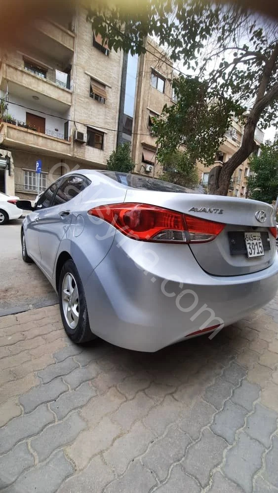 للبيع هيونداي النترا 2012