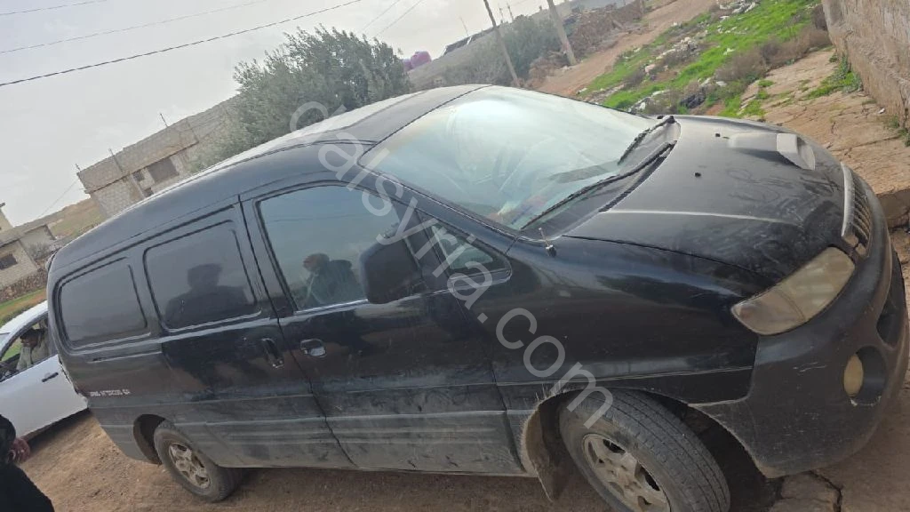 يوجد فان مغلق للنقل متاح اسعار مناسبة ودقة والتزام في لعمل