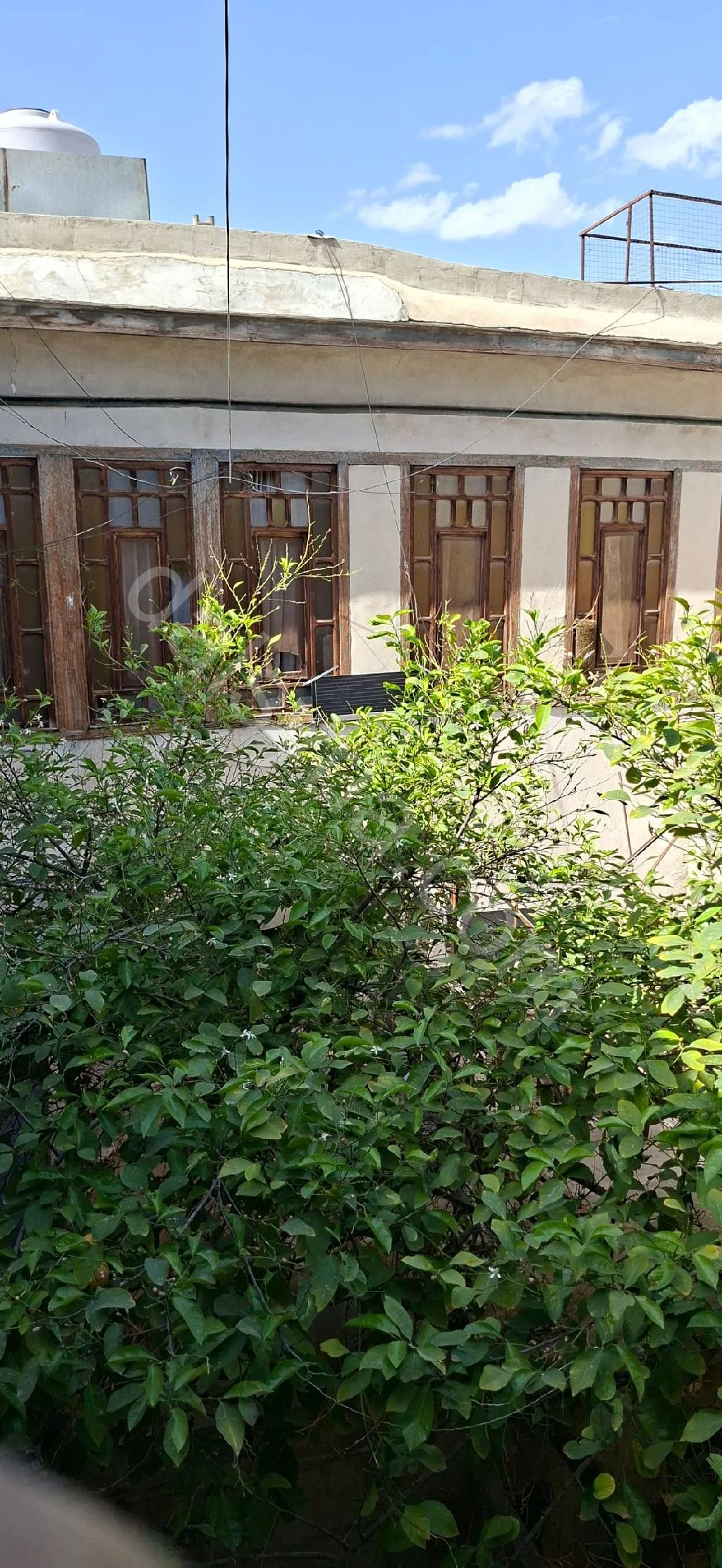 للبيع بيت عربي 400م في ساروجا