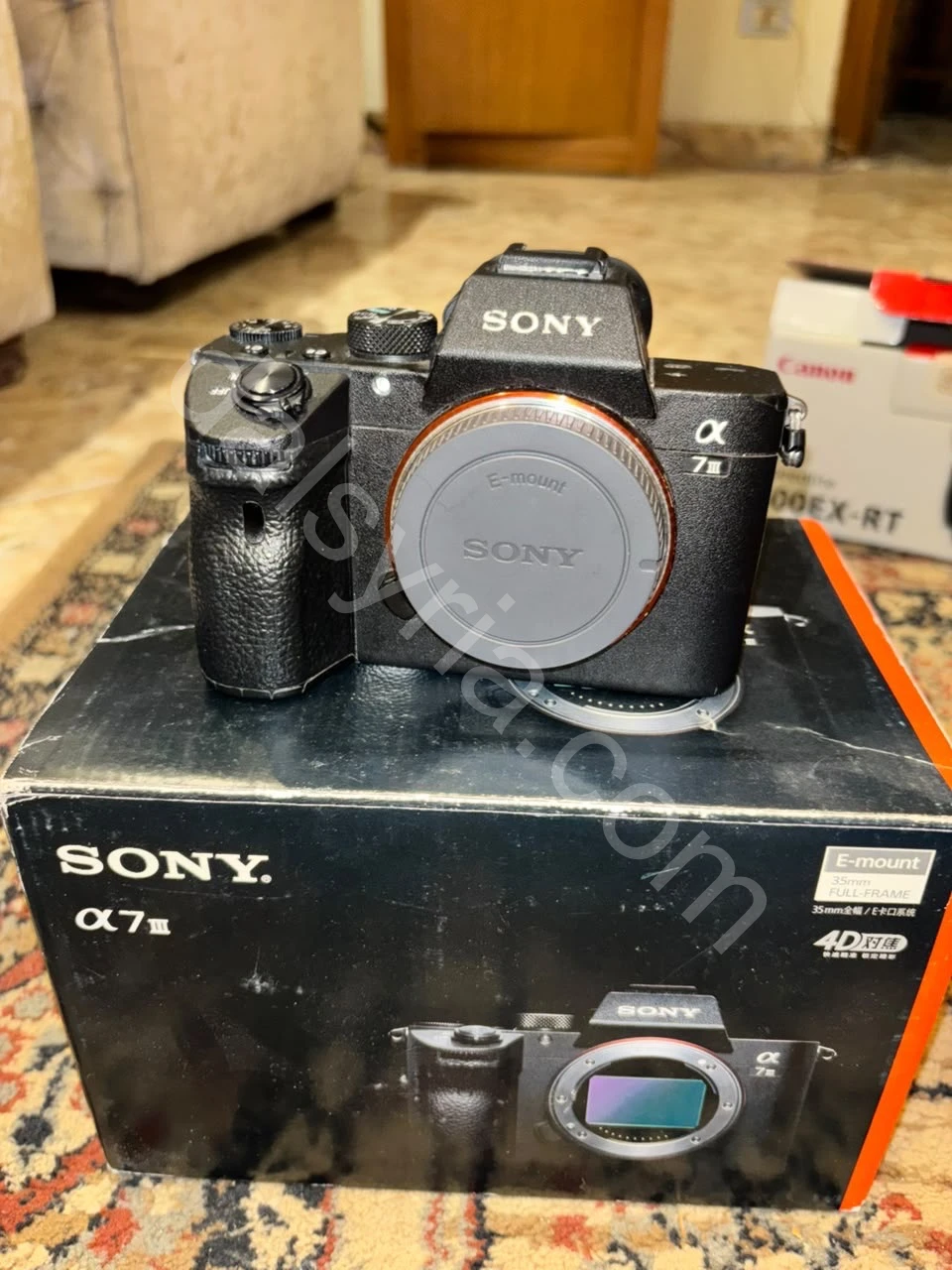 كاميرا 
sony alfa 7III
مع عدسة 35mm 104M2
وفلاش V1 Sony
شتر 66 الف