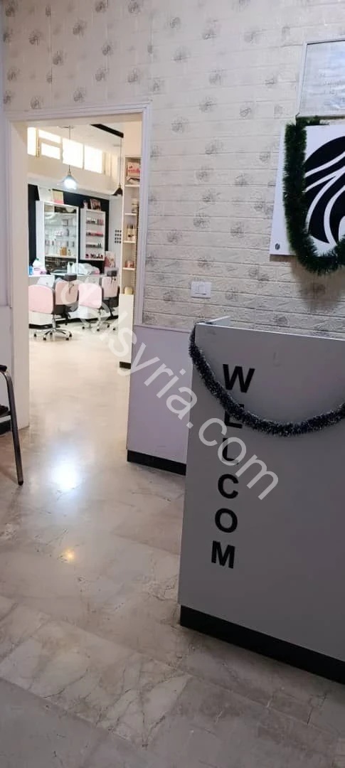للبيع صالون حلاقة وتجميل 68م في صحنايا